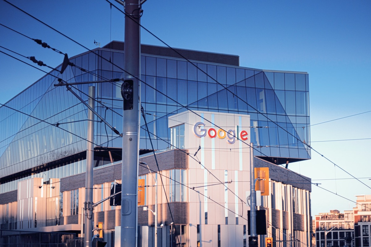 Pris Google Ads pris google ads. På bilden ser vi Googles byggnad.