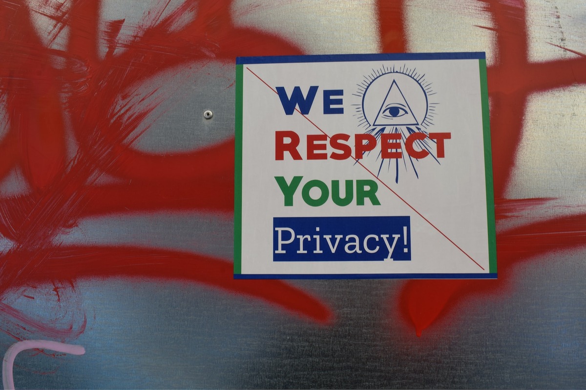 En skylt där det står: We respect your privacy! alla har rätten att bli glömd